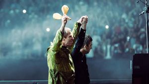 Noel dan Liam Gallagher Oasis Saling Membungkuk di Atas Panggung, Penggemar: Mereka Tampak Lebih Dekat