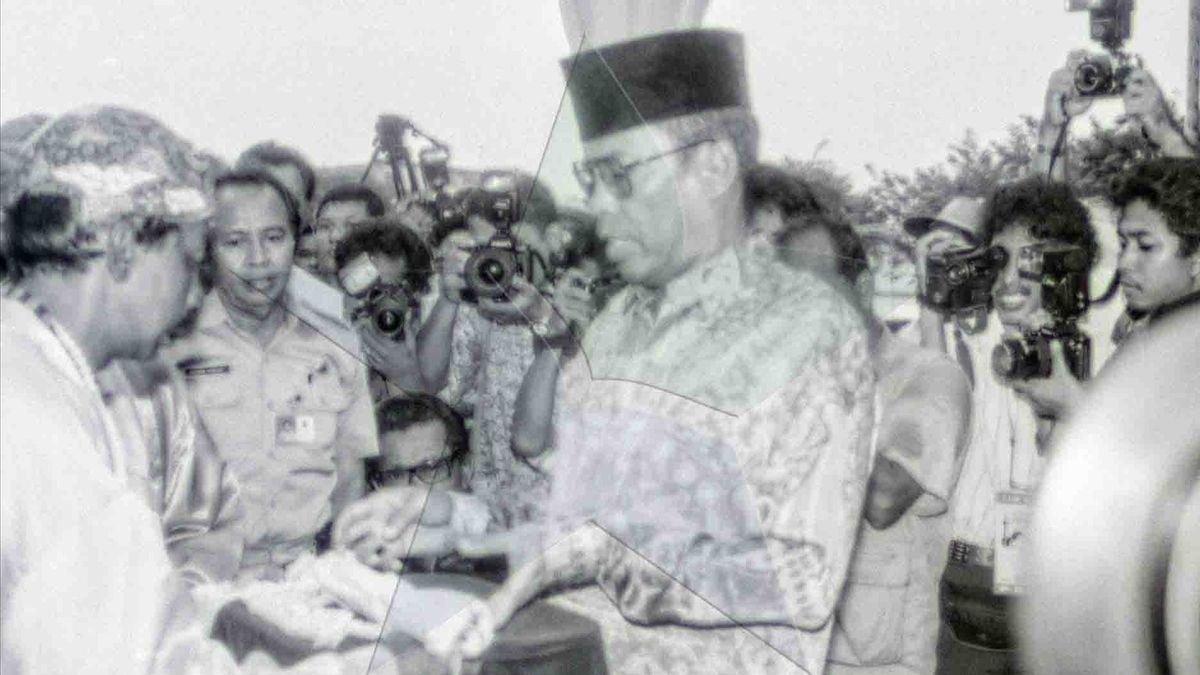 Gubernur DKI Jakarta Surjadi Soedirdja Terima Anugerah Pena Mas dari PWI dalam Memori Hari Ini, 18 September 1997