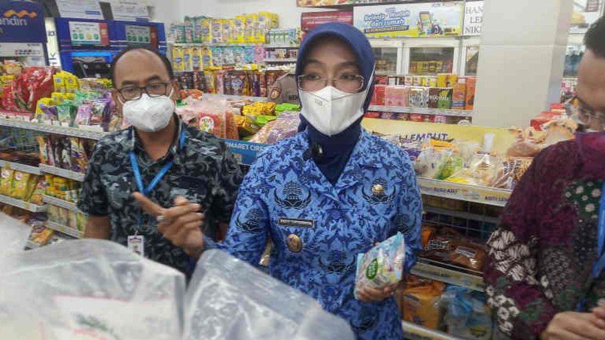 Sidak ke Minimarket, Wabup Cirebon Tak Temukan Stok Minyak Goreng, Seluruh Rak Termasuk Gudang Kosong