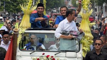 Jokowi Together Ahmad Luthfi And Gus Yasin Parade Riding An Open Jeep, Distributing T-shirts