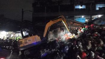 KLH Bantu Angkut 116 Ton Sampah Menumpuk di Pasar Cimanggis Tangsel