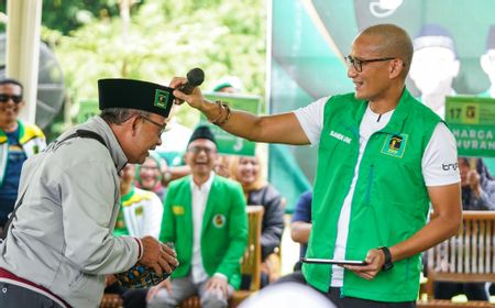 Apresiasi Relawan PPP dan Jadi Simbol Perjuangan, Sandiaga Uno Berikan Peci ke Warga Malang