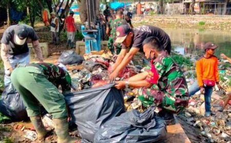 Puluhan Prajurit Kodim Bekasi Bersihkan Sampah Kali Bancong