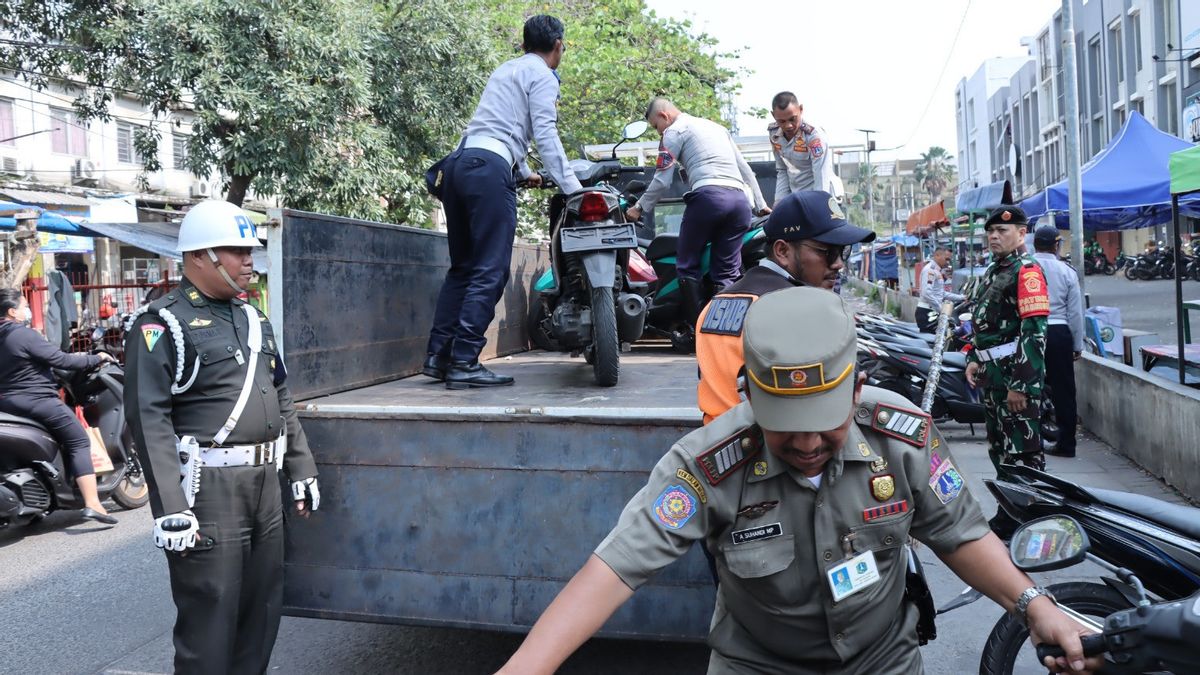 Controlling Illegal Parking Behind City Park Apartment In West Jakarta, Dozens Of Vehicles Acted By Joint Officers