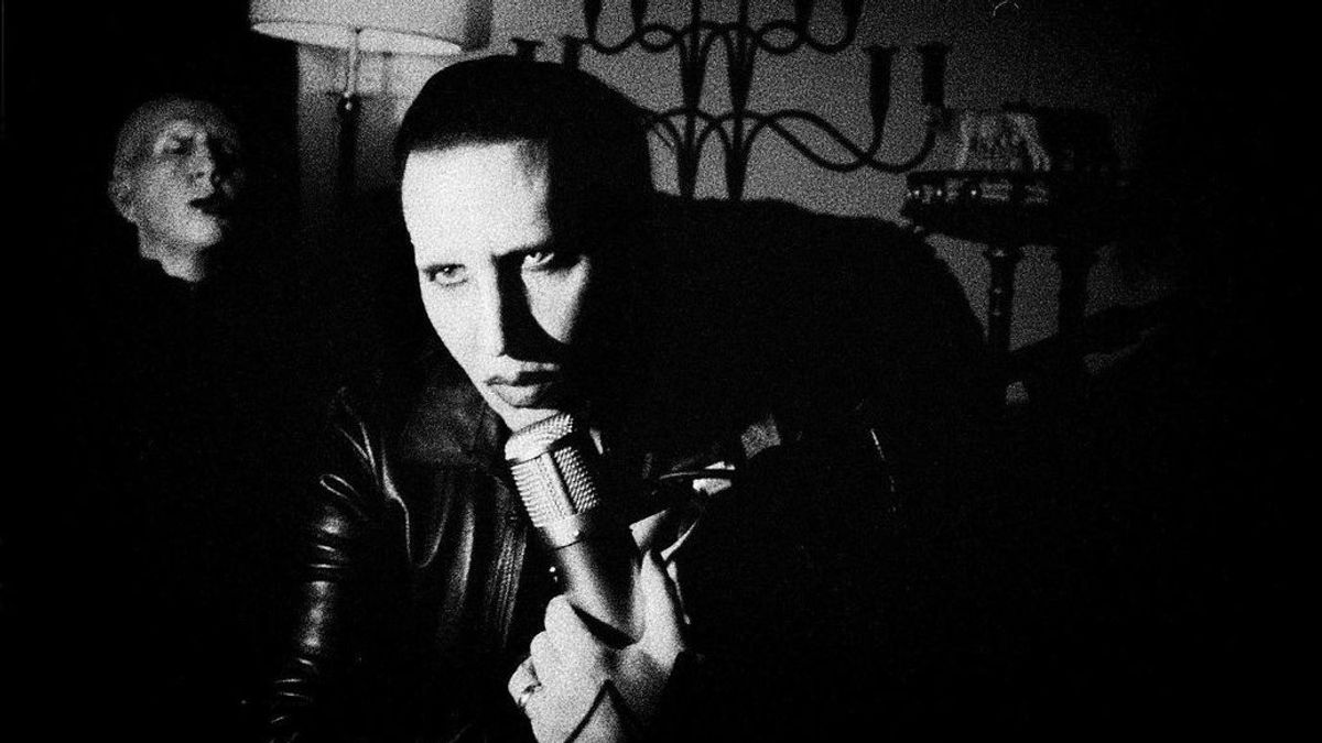 Marilyn Manson、ビデオ撮影者に鼻水を吐き唾を吐いたとして1,840万ルピアの罰金