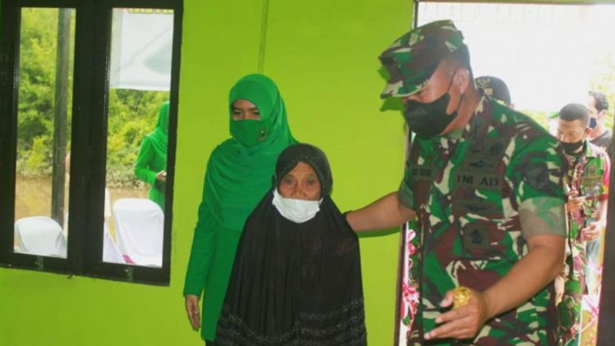 Heureuse Mme Armah, Veuve à Palangkaraya Dont La Maison A été Disséquée Par Des Soldats De TNI