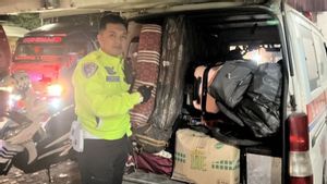    Polisi Hentikan Mobil Ambulans yang Angkut Pemudik di Garut