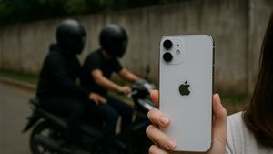 不情愿的是,他拥有的iPhone正在移动手,Johar Baru的女子被小偷驾驶的摩托车拖累