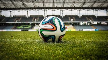 悲劇的な事件がサッカーに戻り、今回は2人のサポーターが死亡し、数十人が重傷を負った