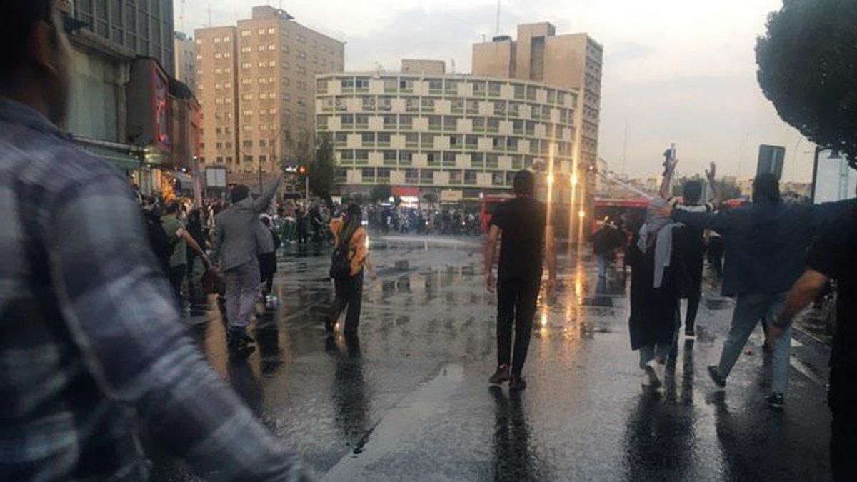 人権団体、イランの抗議行動で133人が死亡し、警察が大学生と衝突