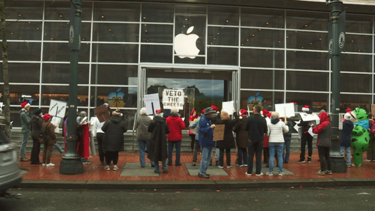 Protes Penghapusan Aplikasi ICEBlock Berlanjut, Pendemo Berkostum Santa Geruduk Apple Store Portland