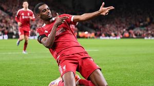 Setelah Kekalahan Liverpool dari Manchester United, Rooney Sebut Isak Layak Dicadangkan