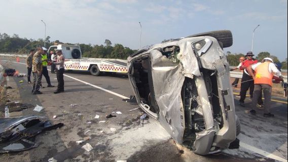 眠気を疑われた運転手、5人のコニ管理者オガン・イリル・サムセル インドララヤ-プラブムリ有料道路での事故