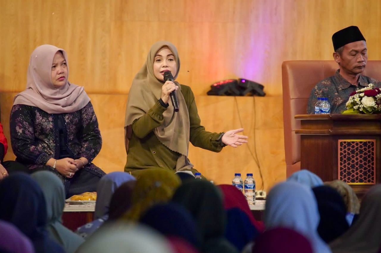 Atikoh Talks About Humble And Takabur When Participating In Recitation In Blitar