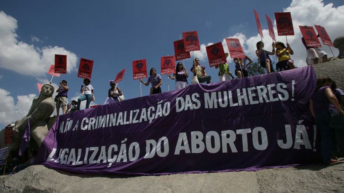 拉丁美洲妇女要求安全和合法的堕胎权利，举行抗议活动