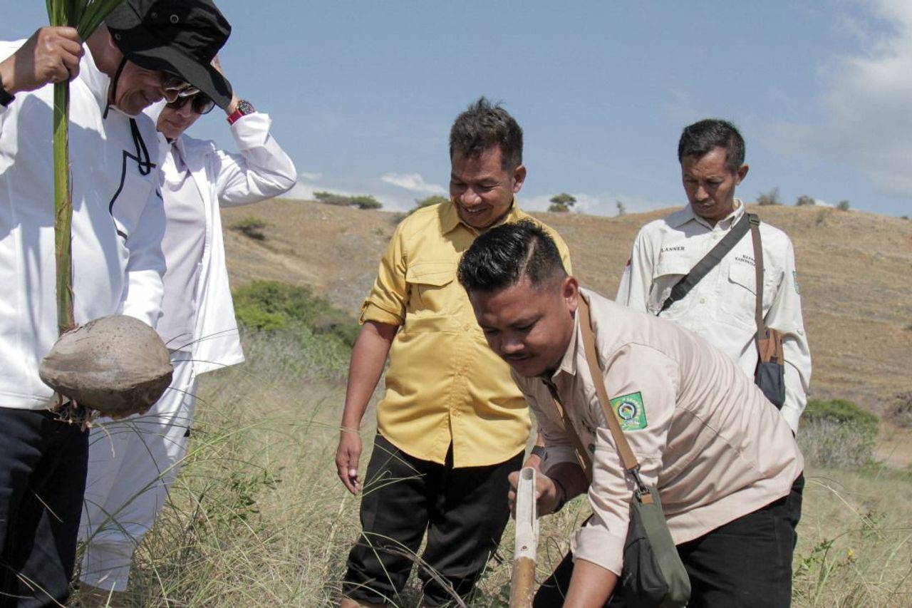 Visiting Using A Pinisi Ship, Moeldoko Values The Potential For Bima NTB Tourism To Sleep