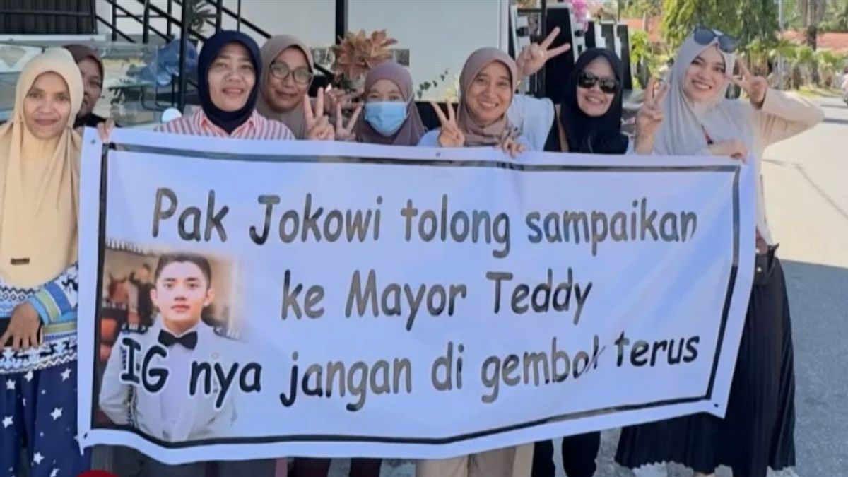 Peu importe le riz, les mères arrachent des banderoles lorsque Jokowi visite Bontang demandant au major Teddy d’être incandescent