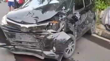 黑色卡利亚在帕塞班撞了两辆车到林克塞克，警察安全司机