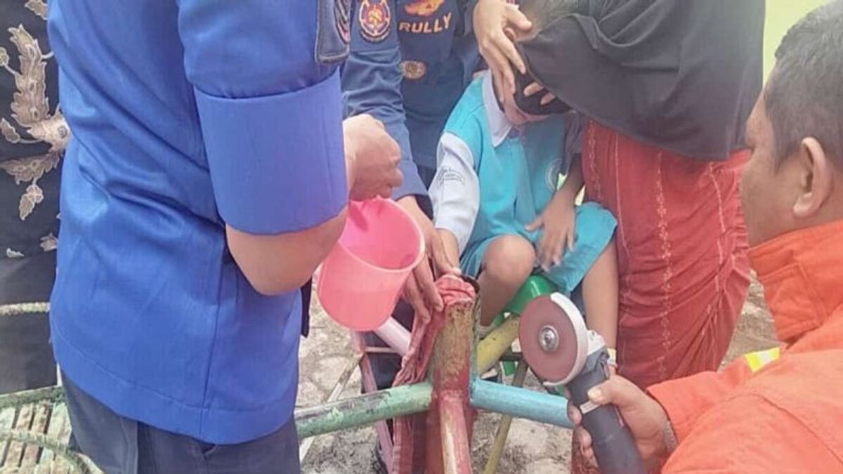 卡利安达楠榜幼儿园学生的手在玩耍时被夹住,达姆卡尔被迫切断旋转板铁以获救