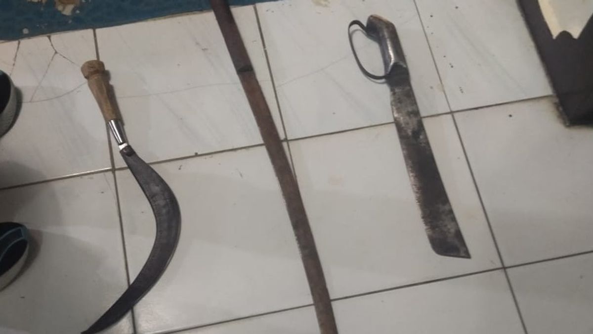 After Going Viral On Social Media, 5 Students Carrying Sharp Weapons Were Arrested By Serang Police Officers