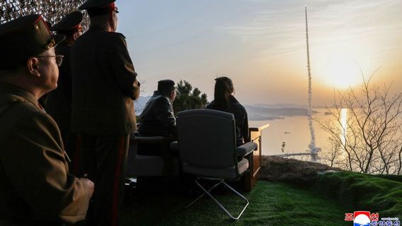 Kim Jong-un dan Putrinya Awasi Uji Coba Rudal Balistik Hwasong-11 Ra Korea Utara