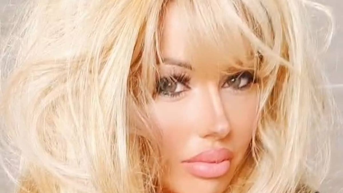 Mirip Banget, Model Ini Rias Wajahnya Seperti Pamela Anderson