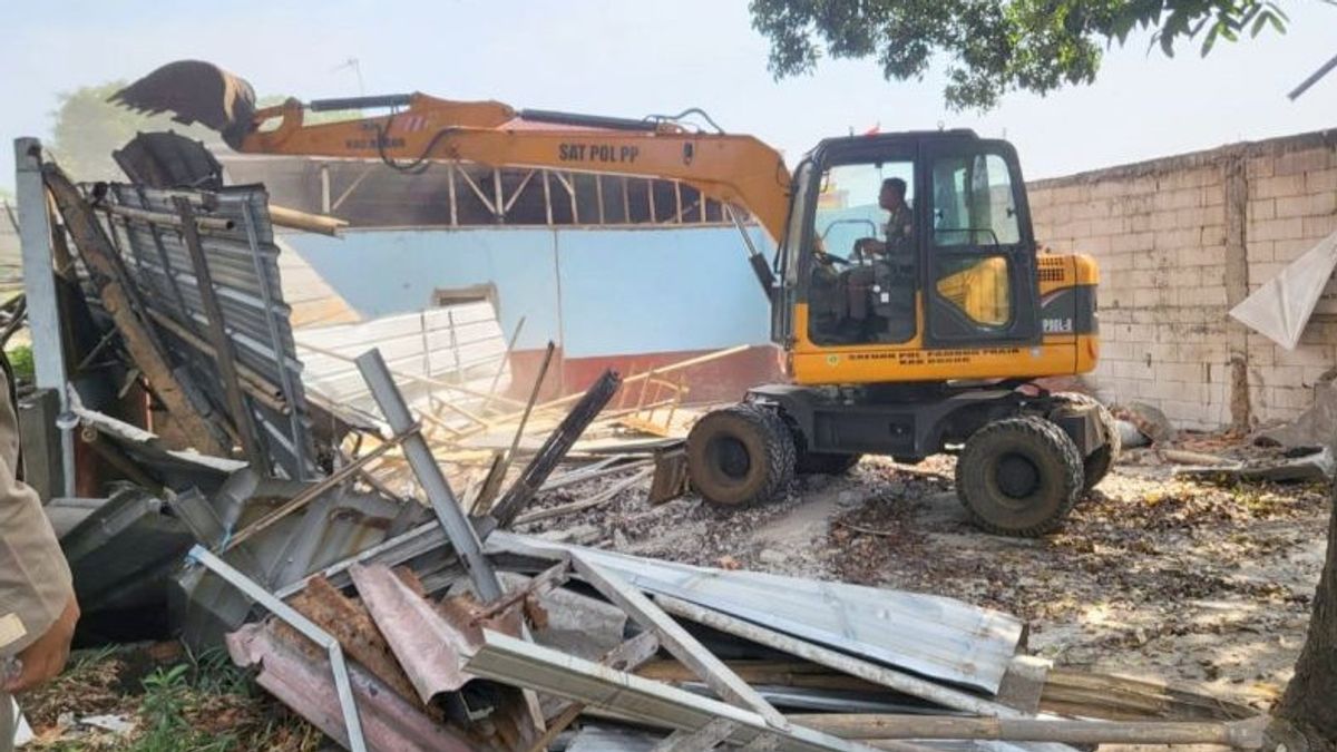 Bogor Satpol PP Unloading Illegal Buildings On Government-Owned Land