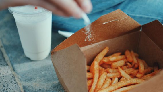 5 Tanda Tubuh Kelebihan Garam, Saatnya Kurangi Makanan Asin-Asin