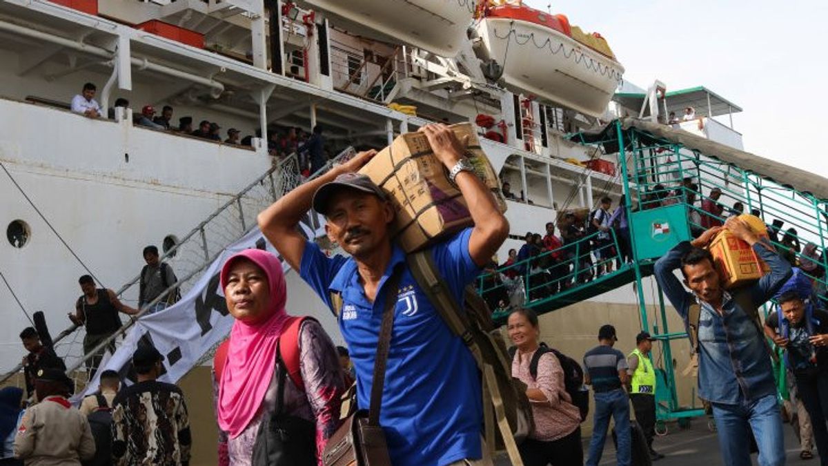 قبل عيد الميلاد ورأس السنة الجديدة ، يرتفع عدد ركاب القوارب السريعة في ميناء تانجونج باندان إلى 265 شخصا