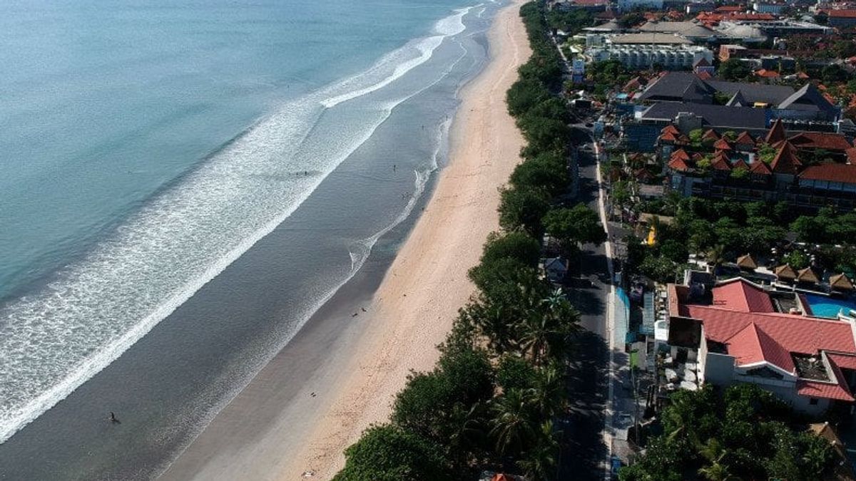 Kuta Beach Opens Again, Visitors And Traders Must Have Full Doses Of Vaccines