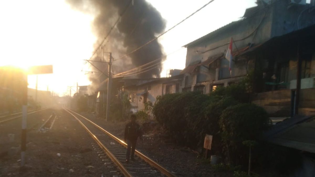 Un bâtiment semi-permanent à Grogol, déchiré par un incendie ce matin, les policiers éteignent toujours les incendies