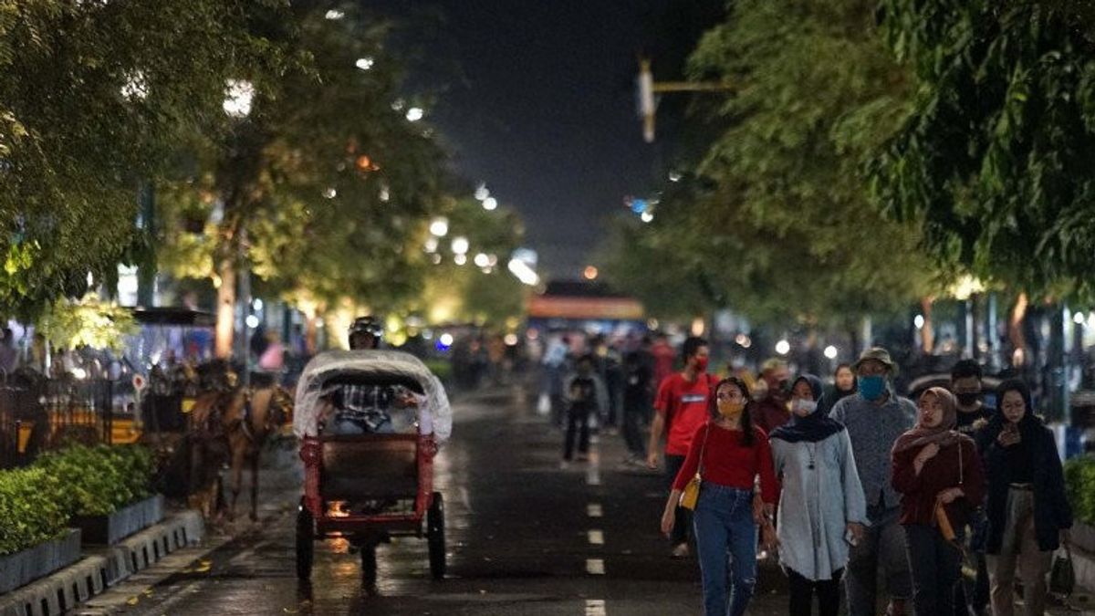 Menko Luhut Minta Pengunjung Malioboro Tunjukkan Kartu Vaksin