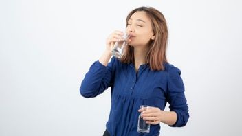 ما مقدار كيلوغرام من الماء يوميا حتى يتمكن حجر الكلى من الخروج من تلقاء نفسه؟