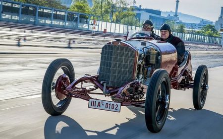 George Russell Tunggangi Mobil Legendaris Mercedes untuk Rayakan Kemenangan 100 Tahun Lalu