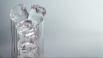 Pour une peau plus brillante, un beautéologue appelle la technique de frotter des glaces comme une alternative