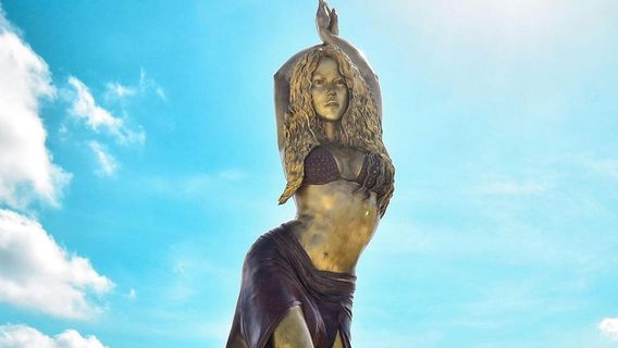 夏奇拉6.5米高的雕像在巴兰基拉的Sang Bintang Field村落成