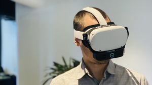 <i>Headset VR</i> yang Mampu Hadirkan Indera Penciuman dan  Sentuhan Segera Hadir di 2023,