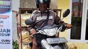 Pity! His Salary Is Only Rp. 60 Thousand, A Teacher In Solok Sells Kerupuk Keliling