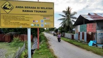 Entering The Tsunami Red Zone Area, Elementary School Students In Padang Learn Disaster Mitigation