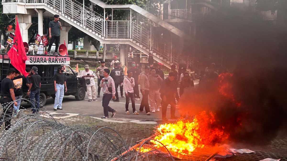 Desak Usut Dugaan Korupsi Impor 105.000 Mobil Pikap, Massa KAPAK Bakar Spanduk di KPK