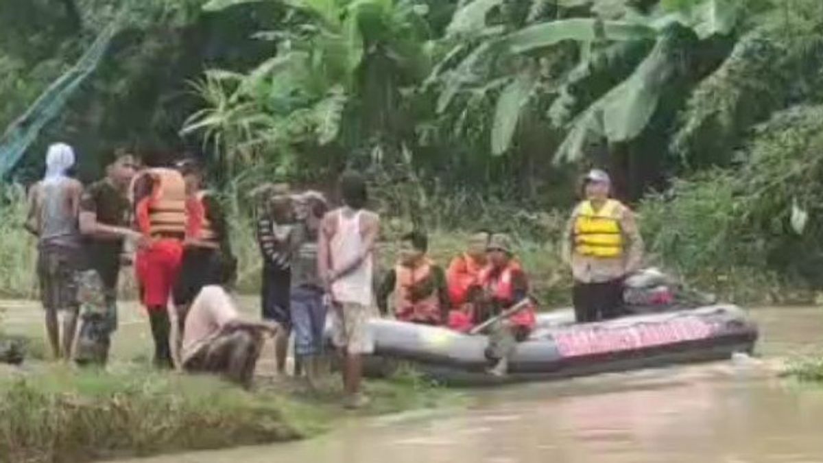 The SAR Team Is Searching For A Santri Who Drowned In Cirebon