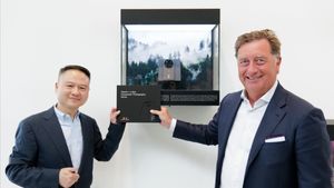 Xiaomi 15 Ultra Edisi Spesial: Rayakan 100 Tahun Leica dengan Desain Klasik Kamera Legendaris