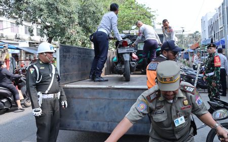 Penertiban Parkir Liar di Belakang Apartemen City Park Jakbar, Puluhan Kendaraan Ditindak Petugas Gabungan