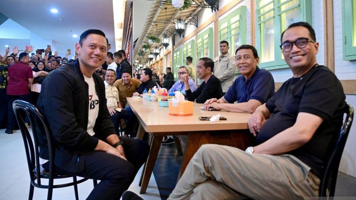 Jokowi Together Ministers Including AHY Eating Meatballs At BIG Mall Samarinda