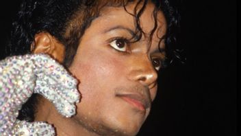 Sarung Tangan Ikonik Michael Jackson Terjual di Atas 85 Ribu Poundsterling