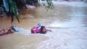Jembatan Terputus, Bidan Nekat Berenang di Sungai Demi Obati Pasien Tuberkulosis
