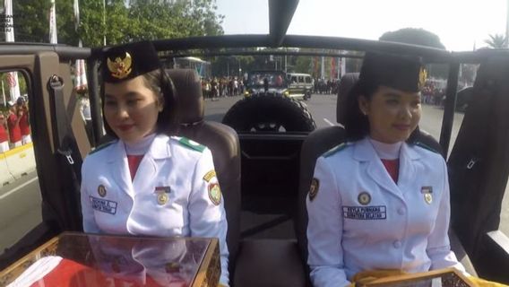 Kachina Ozora dan Keyla Azzahra Purnama Bawa Duplikat Bendera Merah Putih dan Teks Proklamasi dalam Kirab dari Monas ke Halim Perdanakusuma