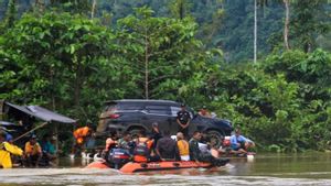 Trans Sulawesi 도로가 침수되자 SAR 팀은 악어 위협으로부터 뗏목에 탄 Konut 주민들을 보호합니다