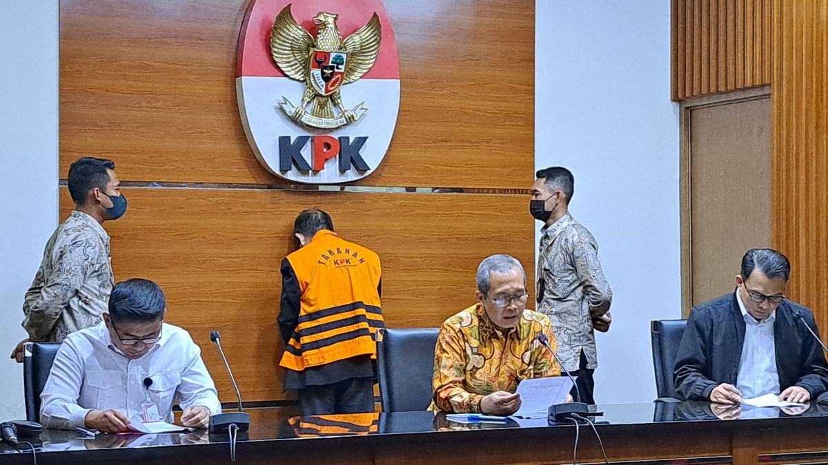 Dengan Tangan Terborgol dan Sempat Terhuyung Akibat Sakit, Penyuap Hakim Agung MA Ditahan KPK