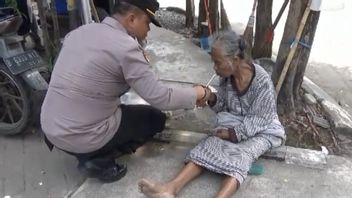 老人在Pondok Aren路边被发现,如果没有家庭,警察会把它交给社会机构